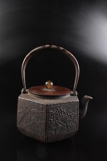 S414: XF Japanese Iron Shikunshi TEA KETTLE Teapot Tetsubin Ryubundo made