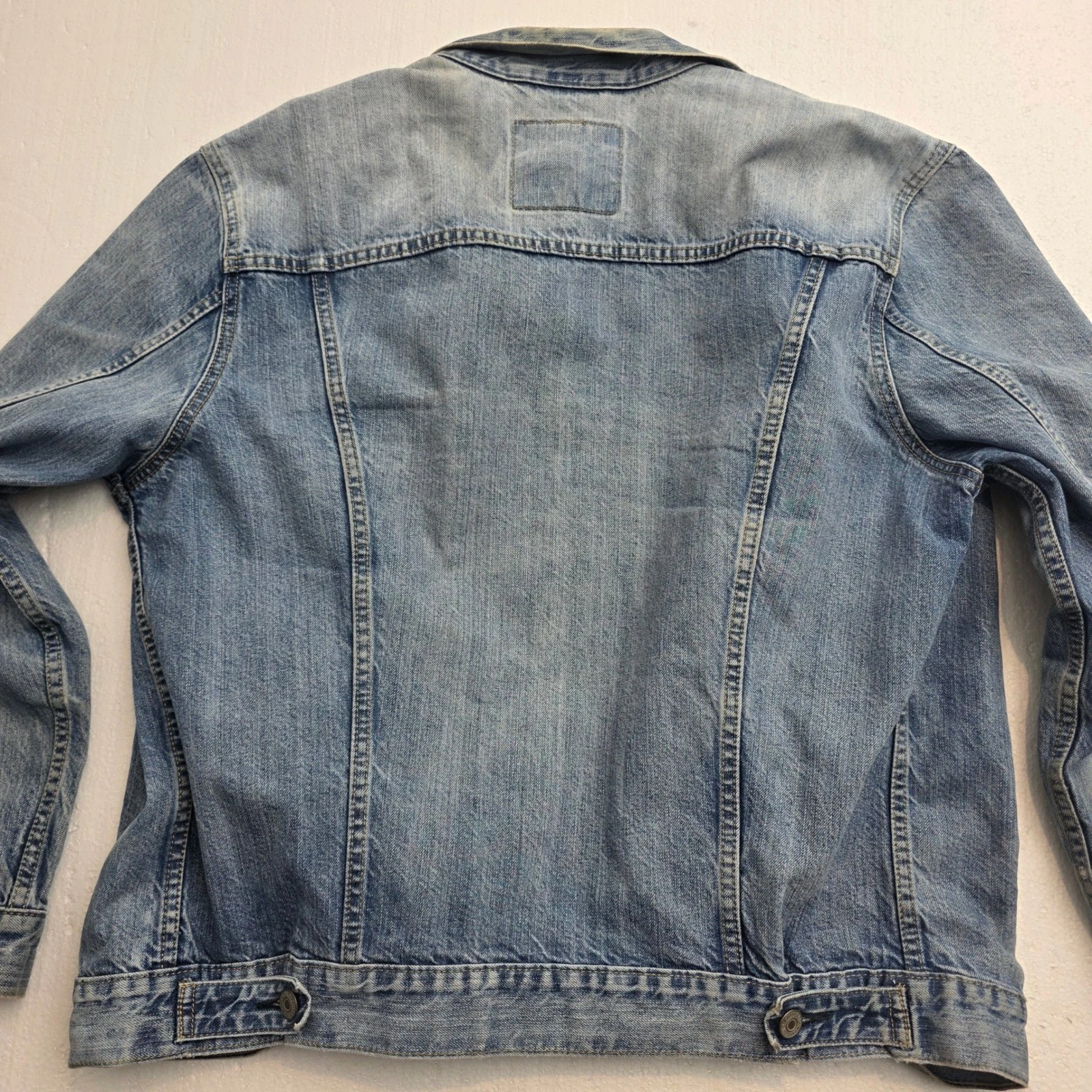 Levis Mens Trucker Jacket Light Wash Blue Denim Button Front Size L image 8