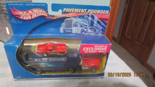 2000 Hot Wheels Semi-Truck w/ Trailer "Pavement Pounder" Die Cast /Plastic 1:64