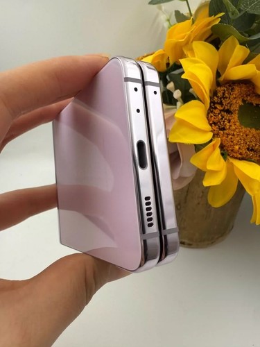 Samsung Galaxy Z Flip5✨ FACTORY Unlocked ✨8➕256G - Excellent - Picture 8 of 9