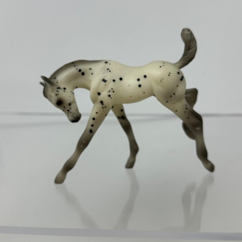 Figura de juguete Breyer clásico caballo leopardo Appaloosa potro 62023 blanco negro manchas - Imagen 8 de 8