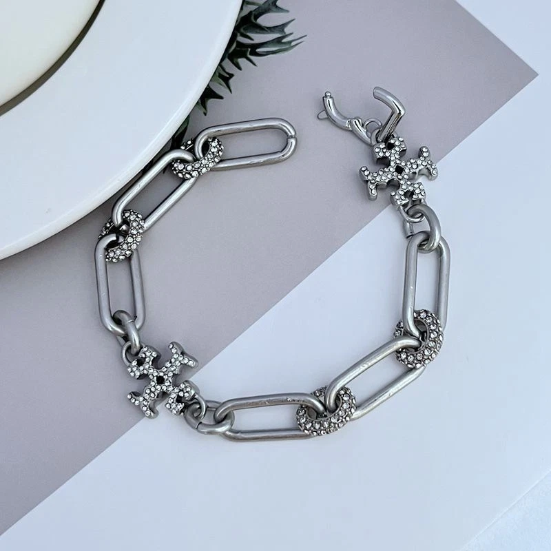 ¡Nuevo! Pulsera Tory Silver TB logo diamantes de imitación con bolsa de joyería Tamaño: 20 cm Foto 2 de 4