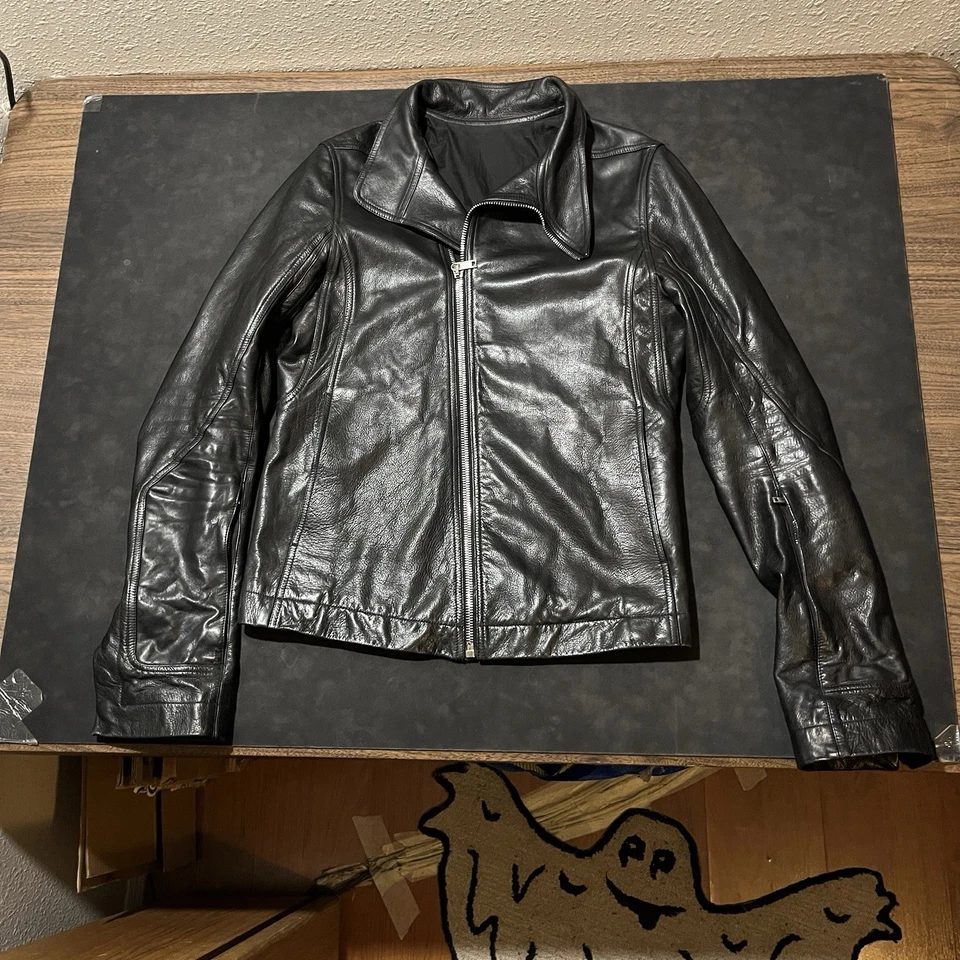 Chaqueta Rick Owens Cuero Rayada Abrigo Sísifo Asimétrico Hombres 2018 FW Pasarela Foto 2 de 4