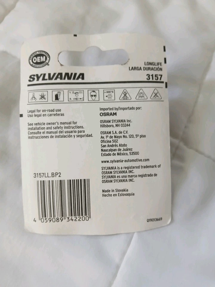Mini bombilla automotriz Sylvania 3157 de larga duración, paquete de 2. Foto 2 de 2