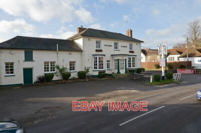 PHOTO  THE GOLDEN FLEECE PUB AND RESTAURANT ELSTEAD ON THE B3001. AUTHENTIC THAI