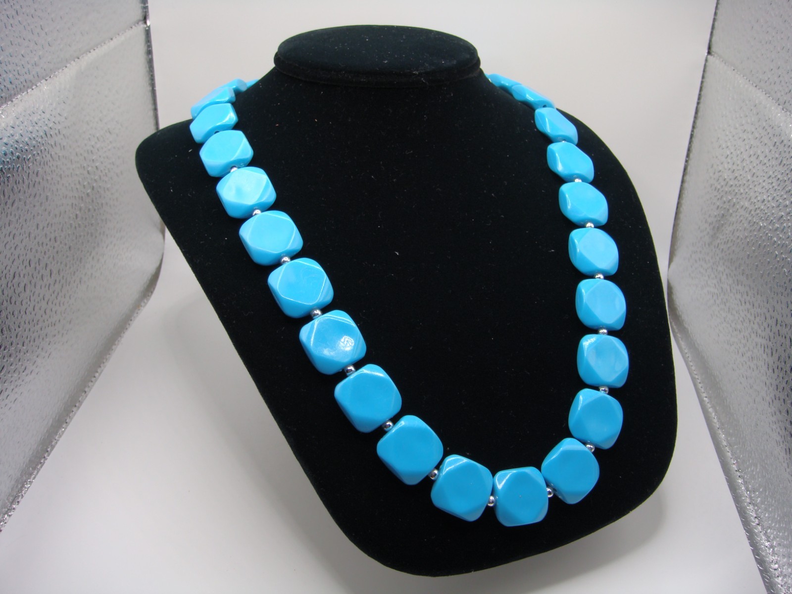VINTAGE PLASTIC TURQUOISE RECTANGULAR BEAD NECKLA… - image 7
