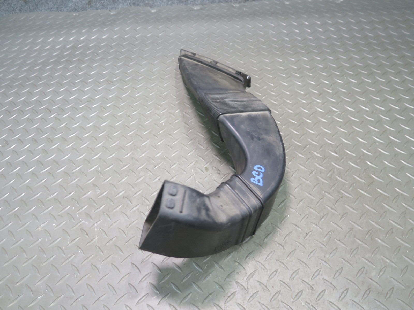 2006-2012 BENTLEY FLYING SPUR LEFT & RIGHT SIDE AIR INTAKE HOSE PIPE SET