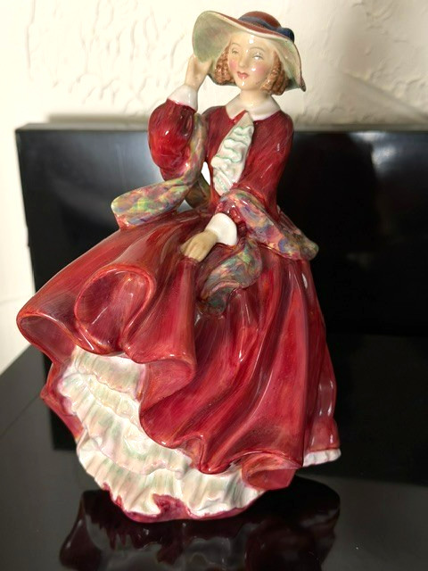 ROYAL DOULTON "TOP OF THE HILL" LADY FIGURINE  #822821  EXCELLENT PREOWNED