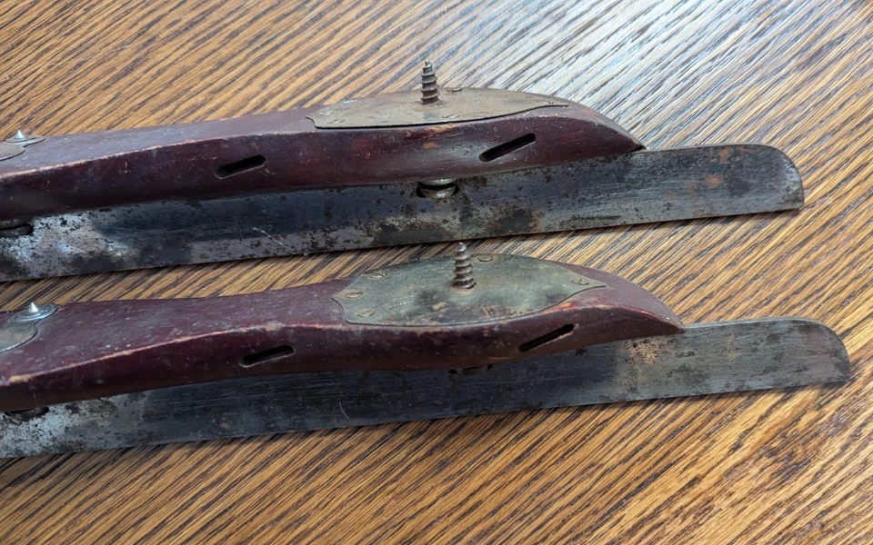 Patines de hielo antiguos de madera de 17" Foto 3 de 4