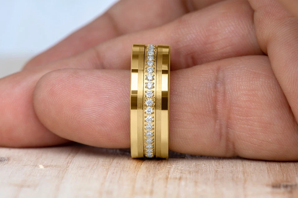 Anillo de tungsteno de eternidad cepillado centro amarillo incrustación anillo de boda para hombre alianza para hombre Foto 2 de 4