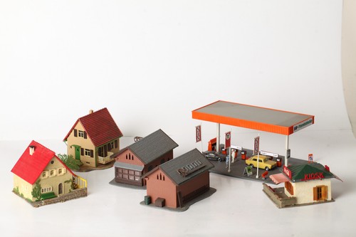 Kibri H0 2 viviendas, 2 anexos casas de asentamiento, gasolinera, quiosco (323579) | Zustand: Gebraucht