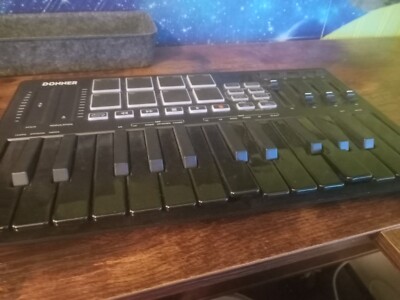 Donner DMK-25 PRO MIDI Keyboard Controller FOR PARTS NOT WORKING