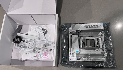 Uszkodzony Gigabyte X870I AORUS PRO ICE Socket AM5 mini ITX Płyta główna Biała - Zdjęcie 3 z 5