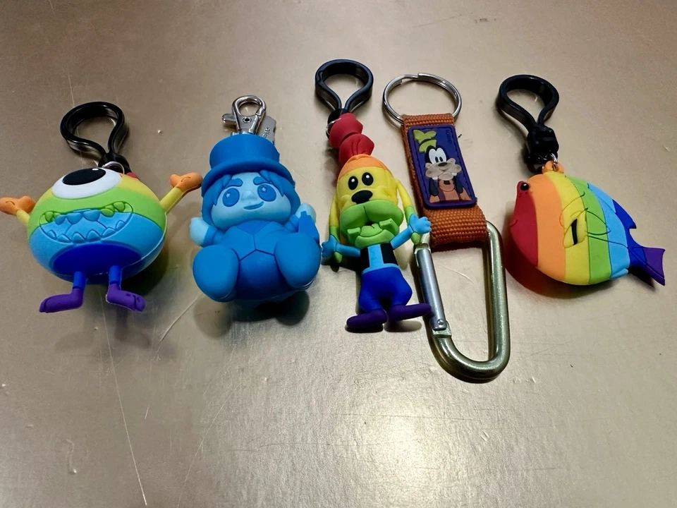 Lote de Cinco Llaveros Parques Disney Mansión Embrujada Goofy Nemo Monsters Inc Orgullo Foto 2 de 3