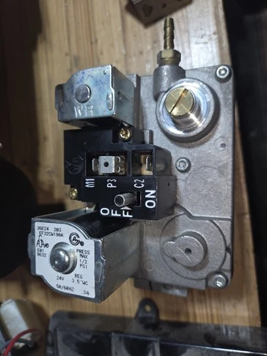 White Rodgers 36E24 203 gas valve Carrier Bryant EF32CW198A 58MXA100 Furnace