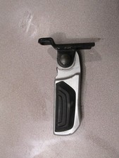 Platine repose-pied arrière droite (Sym - I Maxsym 400 2011 - 2016)