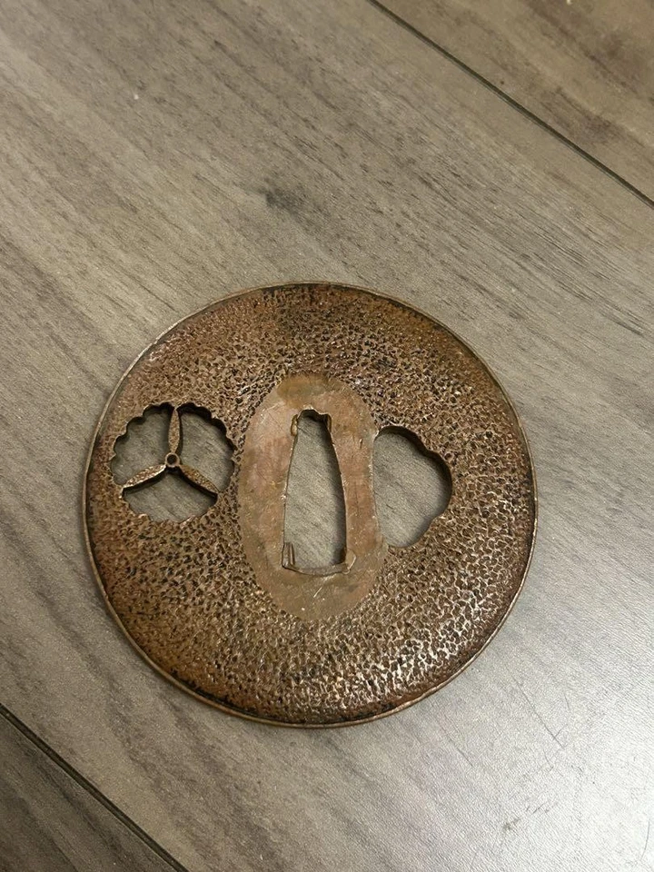 Tsuba japonesa antigua hecha de bronce antiguo Foto 2 de 4