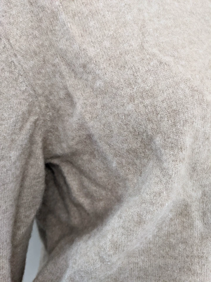 Suéter grande de cachemir de lujo para mujer Club Room cuello en V marrón camel Foto 3 de 4