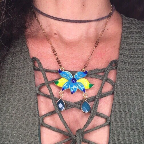 Collana Con Pietre E Fiore Orchidea Smalto Verde Giallo Blu - Immagine 4 di 4