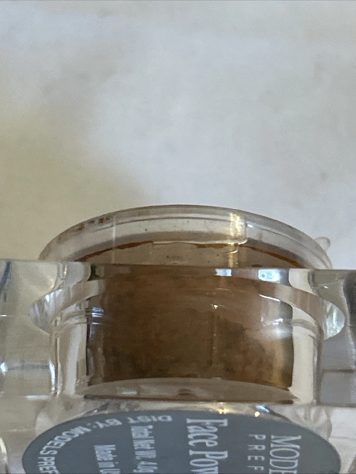 Los modelos prefieren polvos faciales apilables listos para usar amarillo claro y bronceador .14 oz Foto 4 de 4