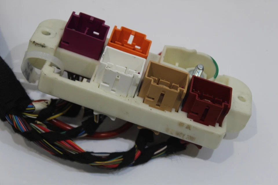 Audi A4 Cabriolet 8H B7 Connecteurs et câbles du support de relais avant gauche - Photo 2/4