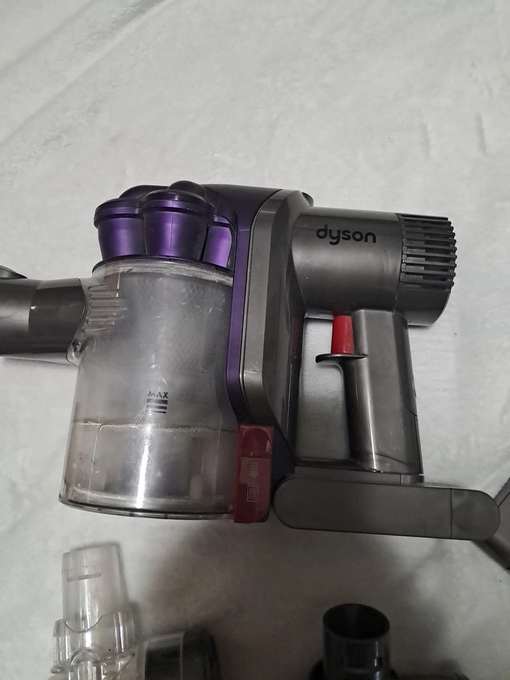 Ручной пылесос Dyson DC 31 с аксессуарами и аккумулятором. Без зарядного устройства.  Непроверенные - Изображение 2 из 4