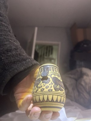 Schwarze und gelbe kleine Vase mit Tieren