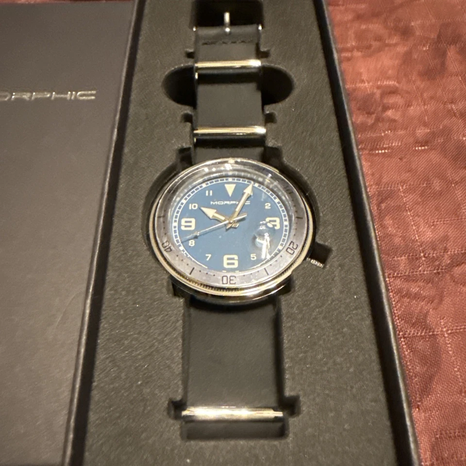 Morphic Serie M74 MPH7408 Esfera Azul 42 mm con Cuero Negro Una Pieza RP $300 Foto 3 de 4