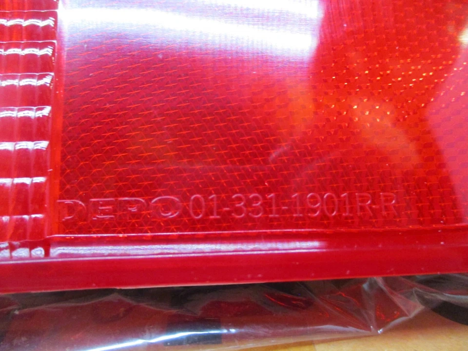 Lente de luz trasera derecha331-1901R-US para camioneta Ford Bronco serie E serie F Foto 2 de 4