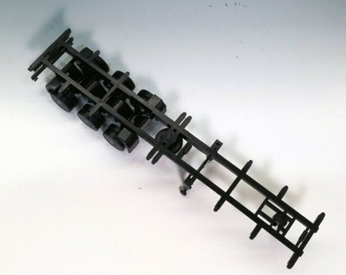 48′ Shipping Container Trailer Triple Axle Chassis HO 1/87 Scale by HERPA 5316 - Picture 2 of 2