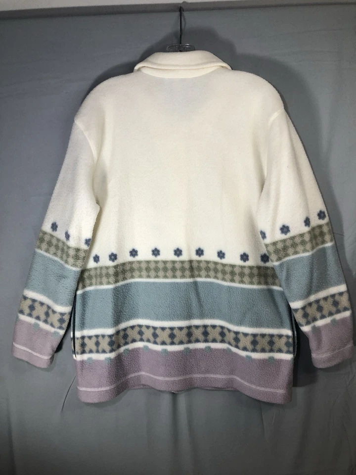 Chaqueta polar Alfred Dunner para mujer pequeña con botones delanteros bordada estampado cachemir Foto 3 de 4