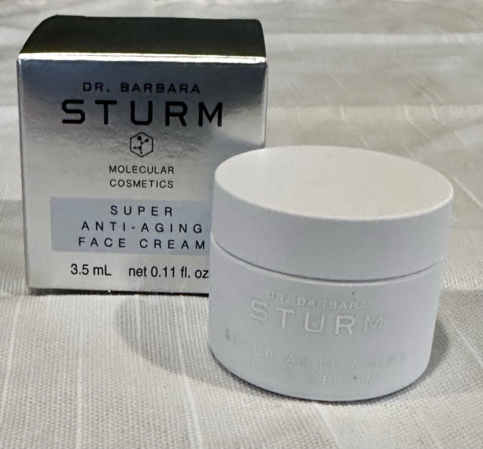Dr. Barbara Sturm Super Anti-Aging Face Cream Travel Size - 3.5 mL / 0.11 fl oz
Opens in a new windo