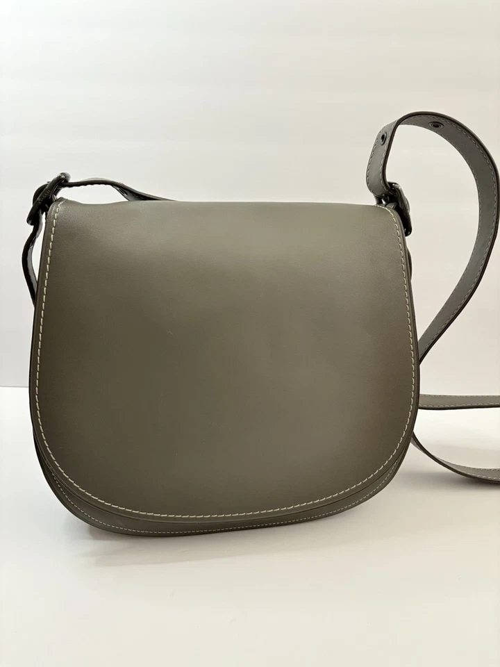 Bolso Bandolera Coach Saddle Bag 23 Cuero Curtido Gris Jaspeado Usado en Excelente Condición Foto 2 de 4