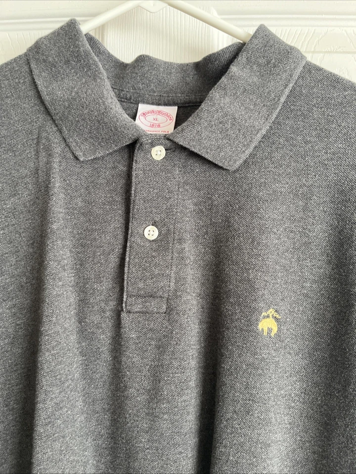 Camisa polo masculina Brooks Brothers ajuste regular manga curta, GG, cinza - Imagem 3 de 4