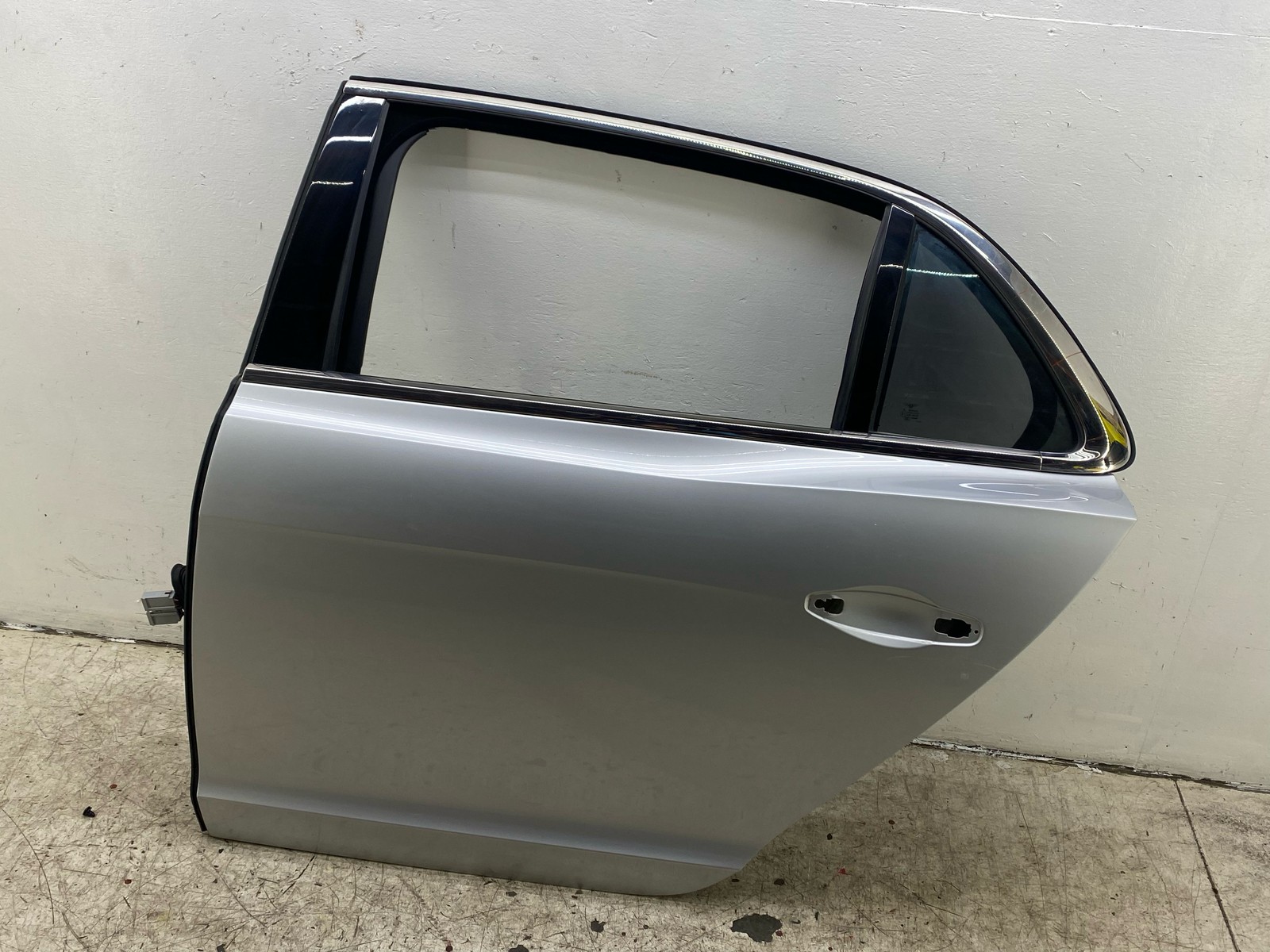 2014-2019 BENTLEY FLYING SPUR REAR LEFT DOOR SHELL SILVER FROST METALLIC(6770)