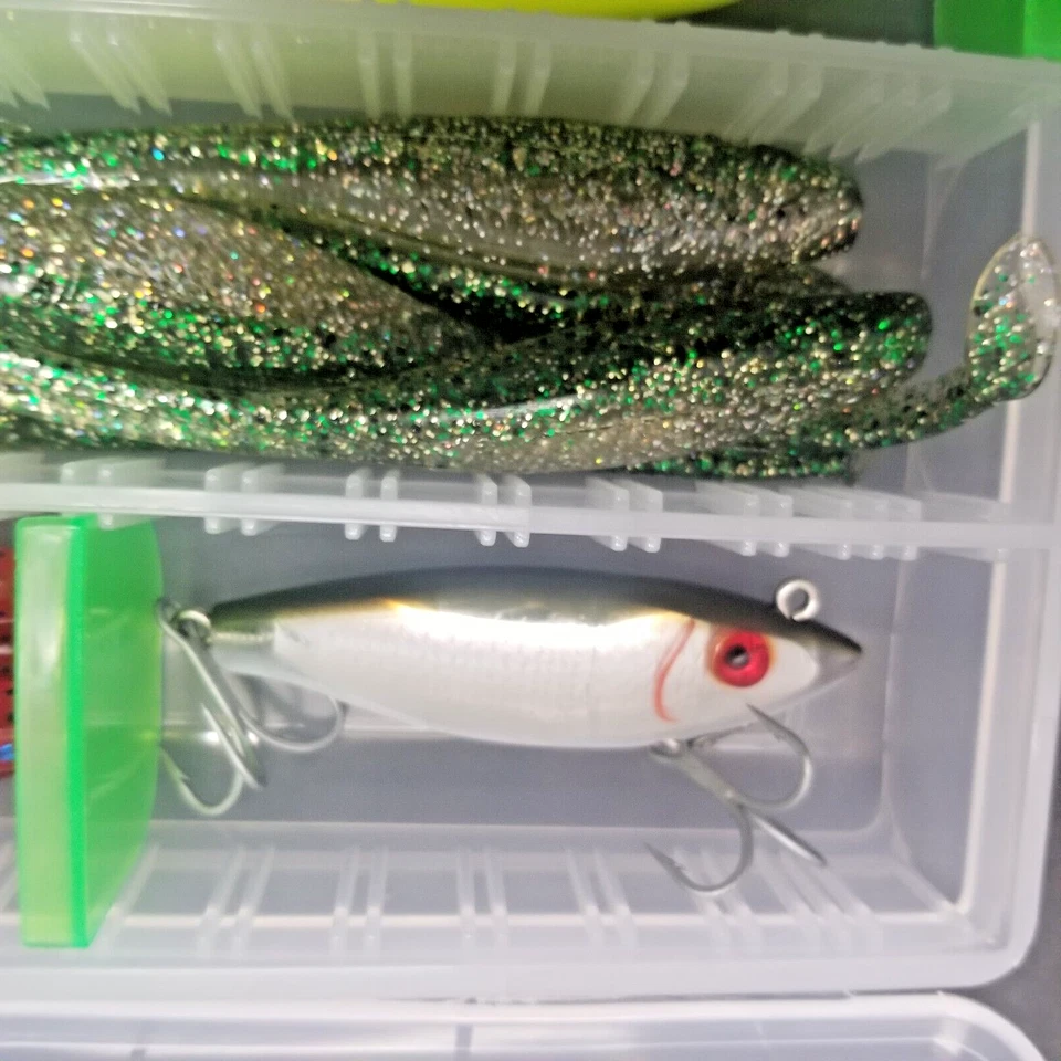 Surtido de señuelos de pesca, plantilla en caja de aparejos de plástico-Johnson Sprite, MirrrOlure, etc. Foto 3 de 4