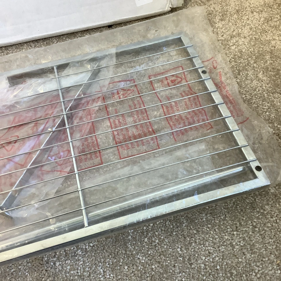 Estante de pared Habitat de metal cromado con barras colgantes (en caja nuevo) Foto 2 de 3