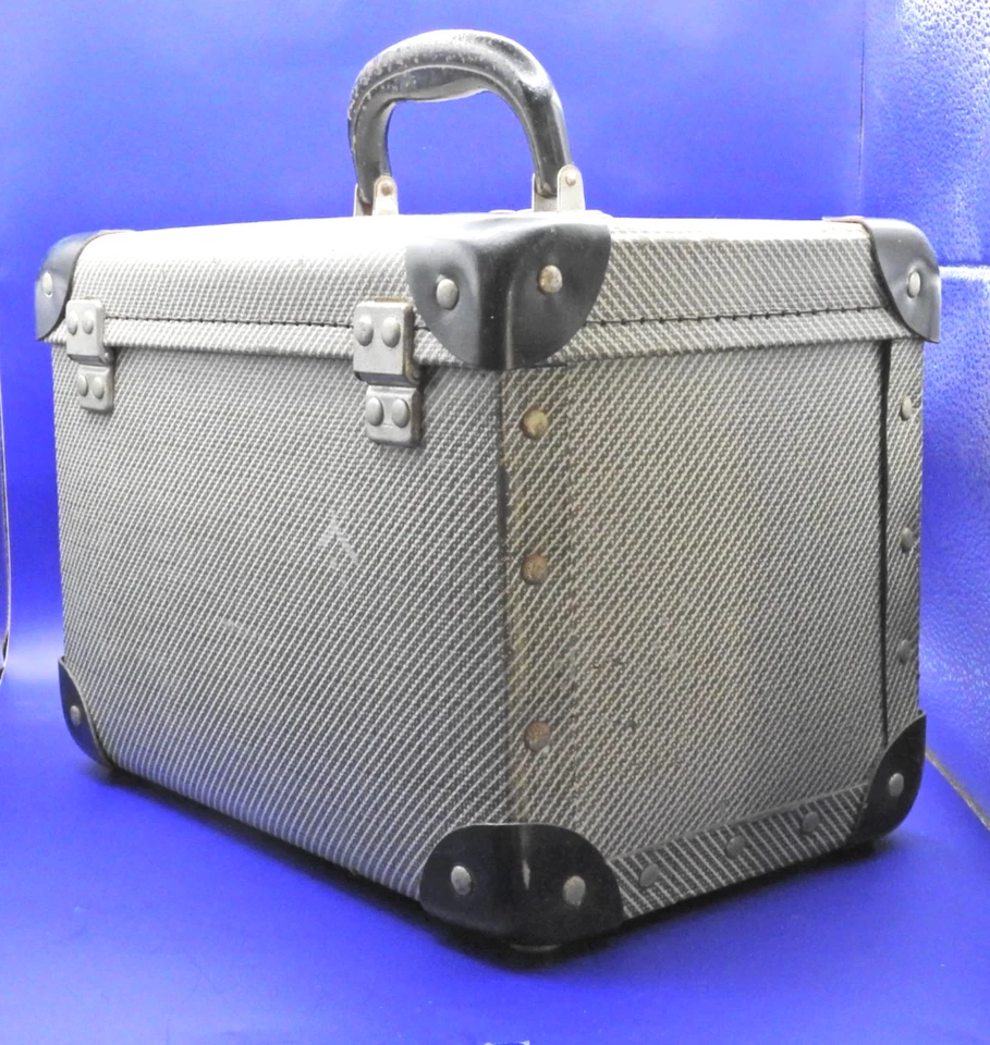 Vintage Essex travelling manual sewing machine oil and case - Image 3 of 4