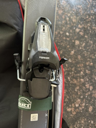Skiis - Picture 3 of 5
