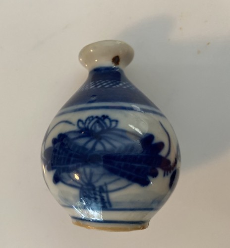 OLD Asian miniature blue white vase 3” , LOTUS Flower Motif , Kiln Burn Marks - Picture 4 of 10