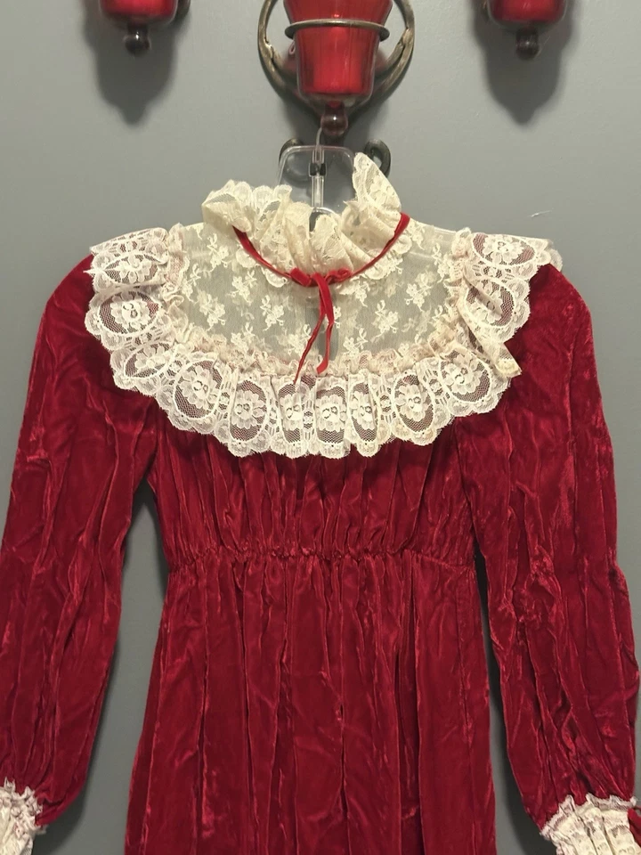 Vestido Largo Dance Allure Niñas Vintage Terciopelo Rojo con Encaje Talla Pequeña Foto 2 de 4