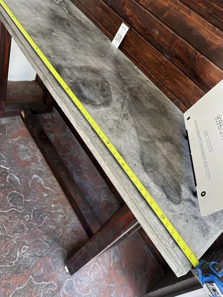 Mesa de hormigón y base de madera Foto 3 de 4