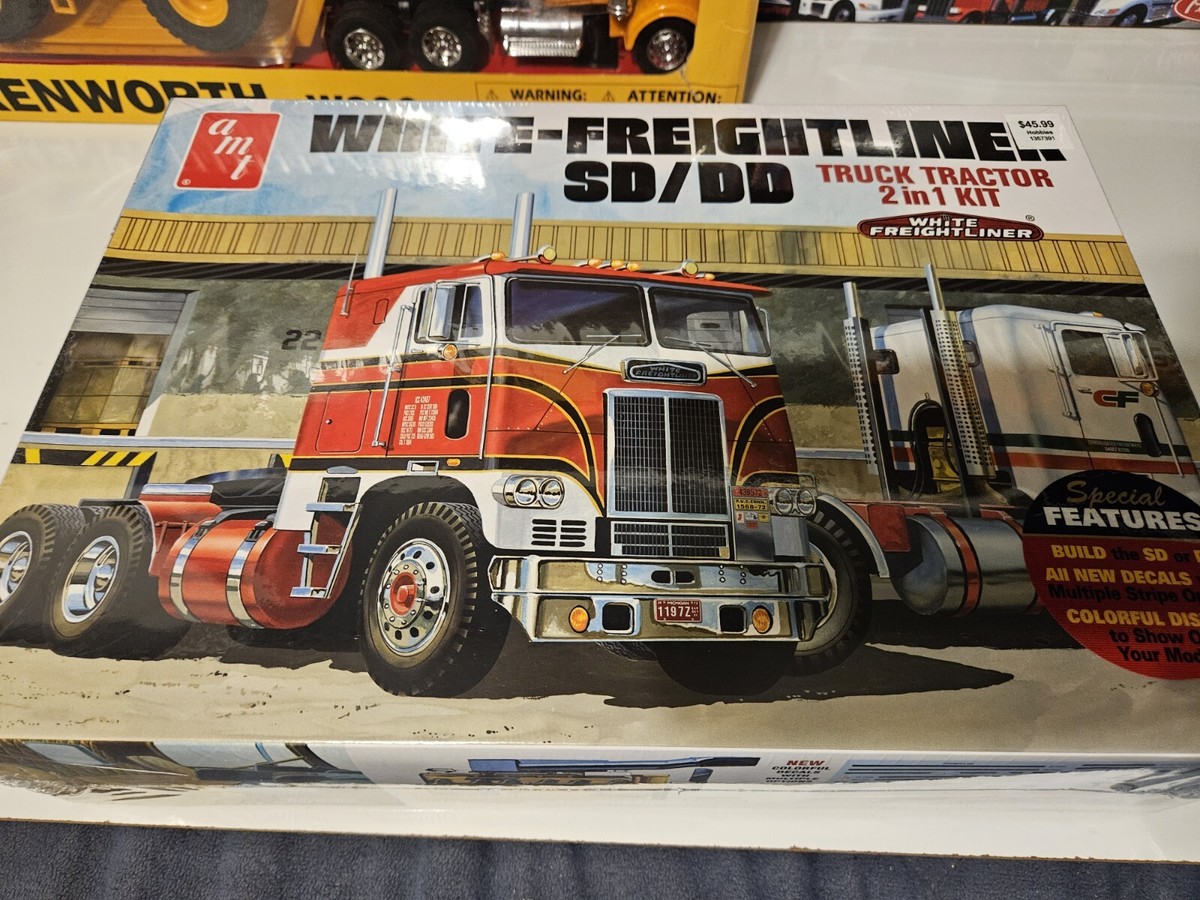 AMT White Freightliner SD/DD Tractor Truck 1:25 Scale Plastic