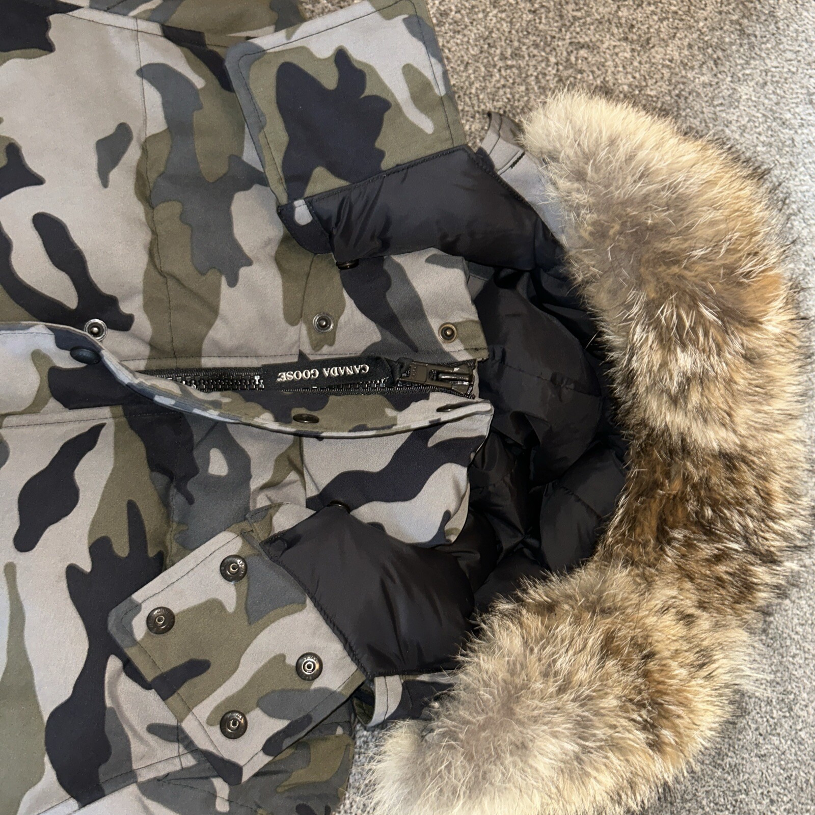 canada goose wyndham parka medium Camo Green image 8