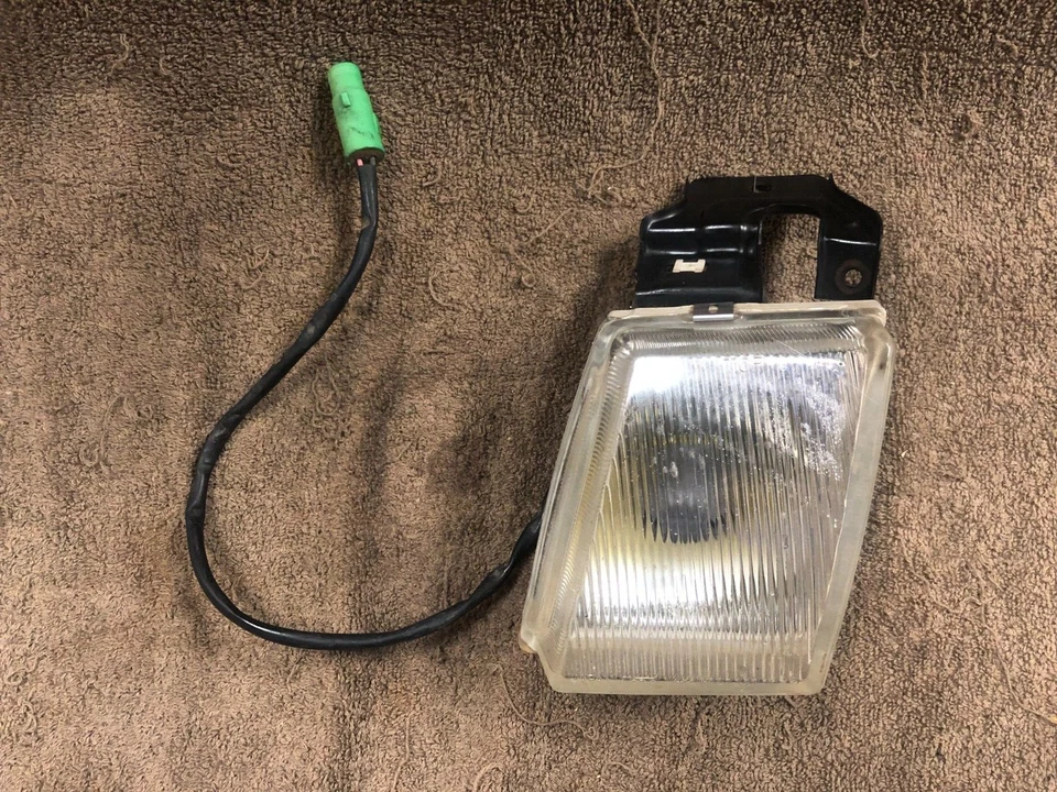 Luz antiniebla izquierda Chevrolet/Geo Spectrum, Isuzu I-Mark, 1987, 1988, 1989 Foto 2 de 4