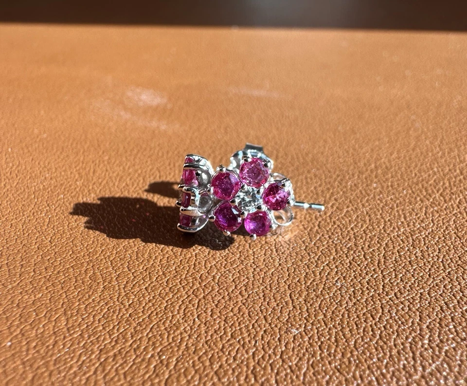 Elegantes aretes con racimo de flores de diamantes y rubí de oro blanco Estate Petite Foto 4 de 4