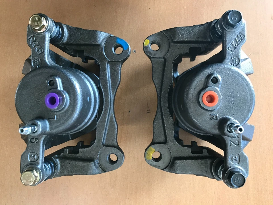 Par de pinzas de freno para Toyota Corolla, Matrix Pontiac Vibe 2003-2008 Foto 2 de 2