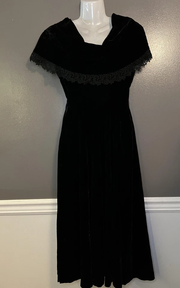 Vestido DE COLECCIÓN Negro Terciopelo Encaje Ribete Mujer Pequeño Cremallera Lateral Mantón Cuello Años 50 Foto 2 de 4
