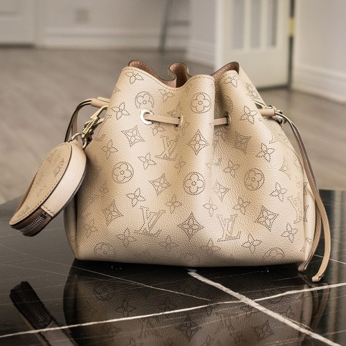 Louis Vuitton Bella Gallet Mahina Handbag - Picture 2 of 14