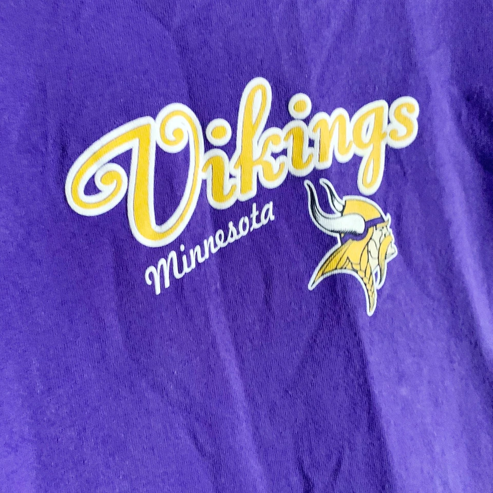 NFL for Her Minnesota Vikings Mujer’s Cuello en V Camiseta Gráfica 1X Foto 2 de 4